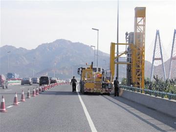 青島1500座路橋大體檢 巨無(wú)霸檢測(cè)車逐一問(wèn)診