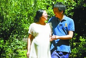 劉拯江陪著妻子吳云霞在小區(qū)里散步。