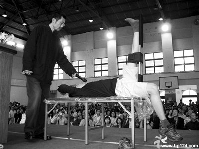 神醫(yī)全國(guó)開(kāi)連鎖年賺千萬(wàn) 稱(chēng)拍打拉筋治百病 神醫(yī)全國(guó)開(kāi)連鎖年賺千萬(wàn) 稱(chēng)拍打拉筋治百病