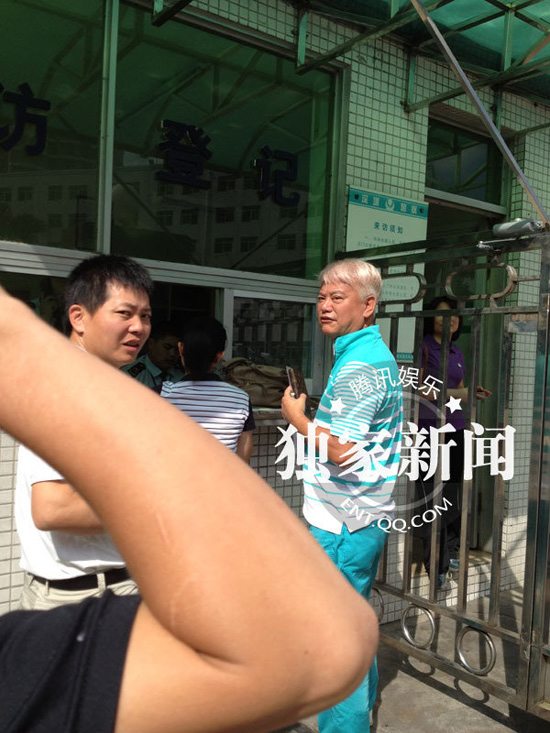 今日上午9點(diǎn)20分左右，陳百祥現(xiàn)身深圳市公安局經(jīng)濟(jì)犯罪偵查局