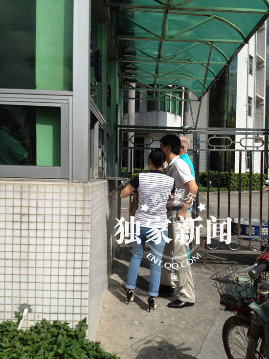 今日上午9點20分左右，陳百祥現(xiàn)身深圳市公安局經(jīng)濟犯罪偵查局
