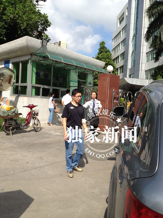 今日上午9點20分左右，陳百祥現(xiàn)身深圳市公安局經(jīng)濟犯罪偵查局