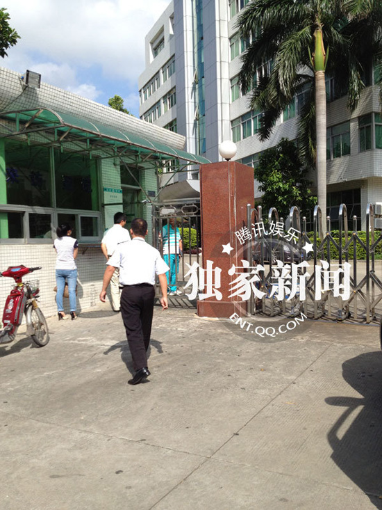 今日上午9點20分左右，陳百祥現(xiàn)身深圳市公安局經(jīng)濟犯罪偵查局