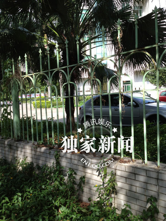 今日上午9點(diǎn)20分左右，陳百祥現(xiàn)身深圳市公安局經(jīng)濟(jì)犯罪偵查局