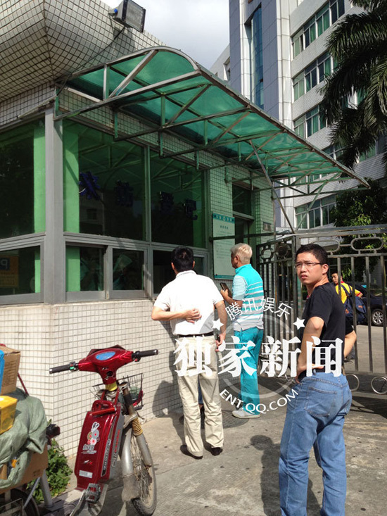今日上午9點20分左右，陳百祥現(xiàn)身深圳市公安局經(jīng)濟犯罪偵查局
