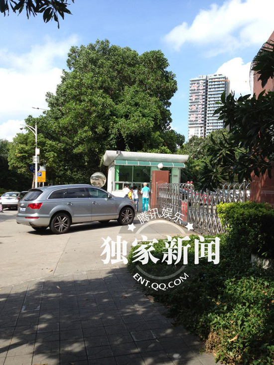 今日上午9點20分左右，陳百祥現(xiàn)身深圳市公安局經(jīng)濟犯罪偵查局
