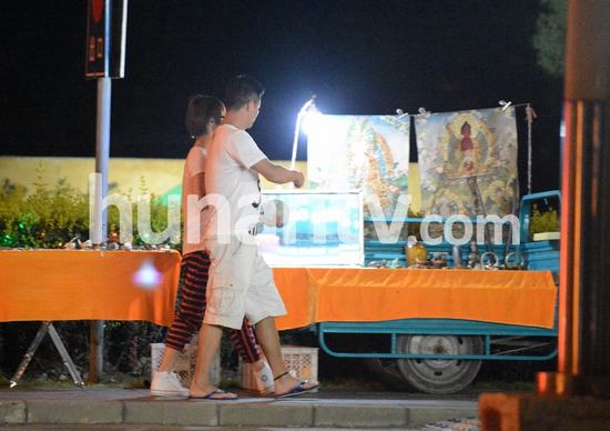 吳京攜女友飯后親密夜游