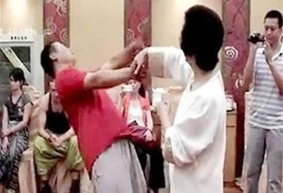 閆芳(右)在演練。視頻截圖