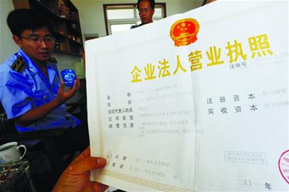 黑水廠(chǎng)臭水溝旁打水灌進(jìn)桶 稱(chēng)山泉大肆售賣(mài)