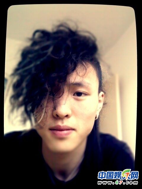 中國好聲音張瑋畢業(yè)照扮丑雷人 生活私照很個(gè)性