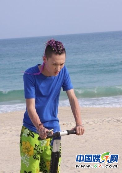 中國好聲音張瑋畢業(yè)照扮丑雷人 生活私照很個性