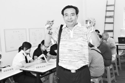 余家頭股民陳善武領(lǐng)取新房鑰匙。萬強(qiáng)攝