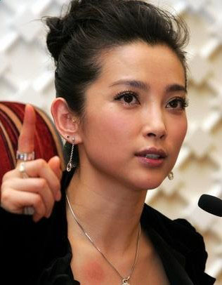 帶吻痕到處招搖 真不害臊哦