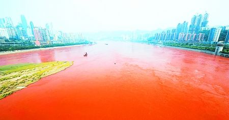 昨日,長江水呈現(xiàn)出比較明顯的紅色。