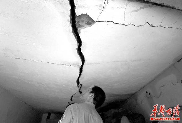 男子當(dāng)4歲女兒面引爆氣罐 鄰居稱其為情所困 男子當(dāng)4歲女兒面引爆氣罐 鄰居稱其為情所困