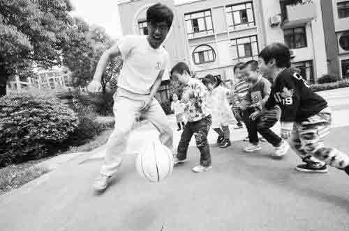 2012年5月3日，合肥，趙龍?jiān)诟⒆犹咔? border=