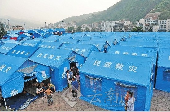 彝良縣城廣場(chǎng)安置點(diǎn)，災(zāi)民住進(jìn)帳篷。