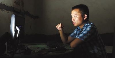 9月6日，湘鄉(xiāng)市東郊鄉(xiāng)，宅在家中的易亮，神情黯然。記者 童迪實(shí)習(xí)生 王君安 攝