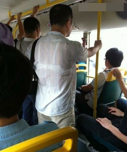 街頭犯二男女 你們長點(diǎn)兒心吧