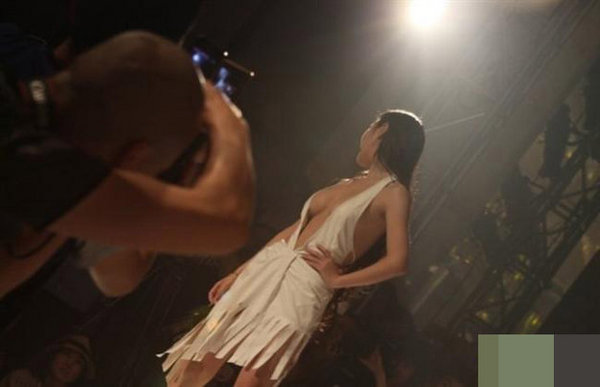 街頭犯二男女 你們長點(diǎn)兒心吧