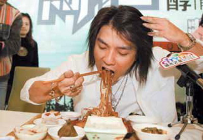 盤點(diǎn)明星最不雅吃相 趙薇咧大嘴李冰冰伸長舌
