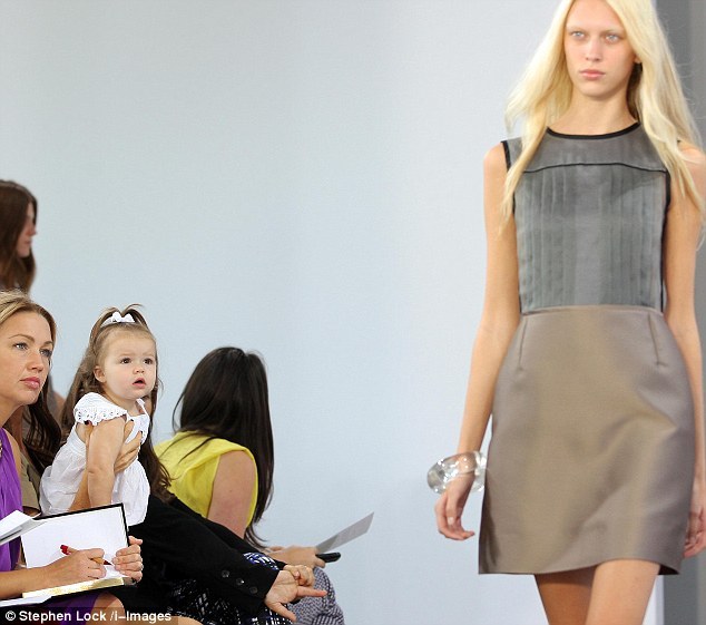 維多利亞帶女兒到時(shí)裝周看秀 小七爆萌目不轉(zhuǎn)睛