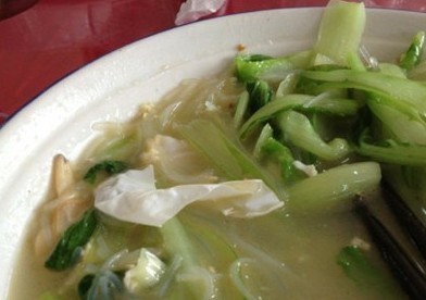菜里吃出白色塑料 店家稱(chēng)可能是筷子包裝膜