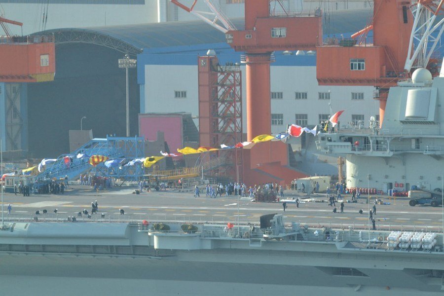 中國(guó)首艘航母開始懸掛彩旗 服役在即