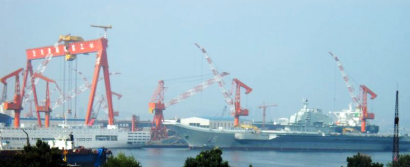中國(guó)首艘航母開(kāi)始懸掛彩旗 服役在即