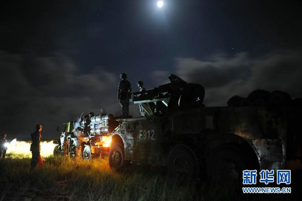 南京軍區(qū)部隊夜間實射 司令員親自上陣指導(dǎo)
