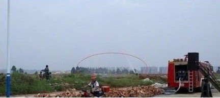 四川樂山用水槍噴水偽造領(lǐng)導(dǎo)冒雨視察工作 四川樂山用水槍噴水偽造領(lǐng)導(dǎo)冒雨視察工作
