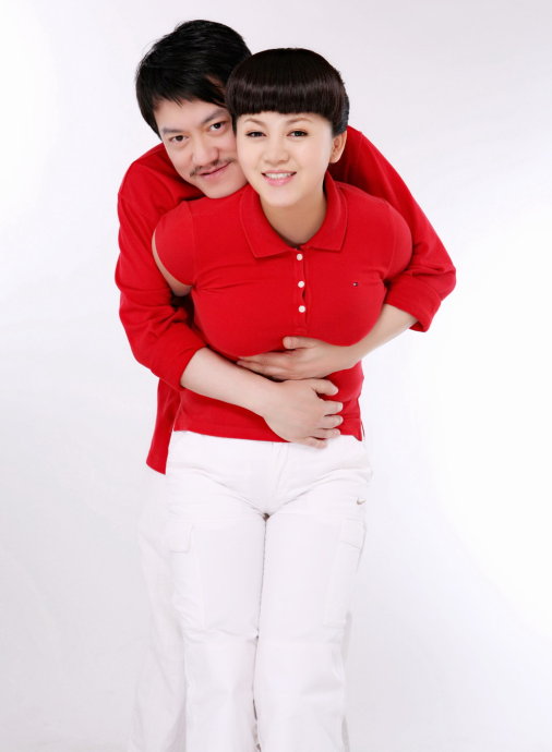 雪村與網(wǎng)絡(luò)紅人俞晴領(lǐng)取了結(jié)婚證，看照片就知道老婆相當(dāng)有料