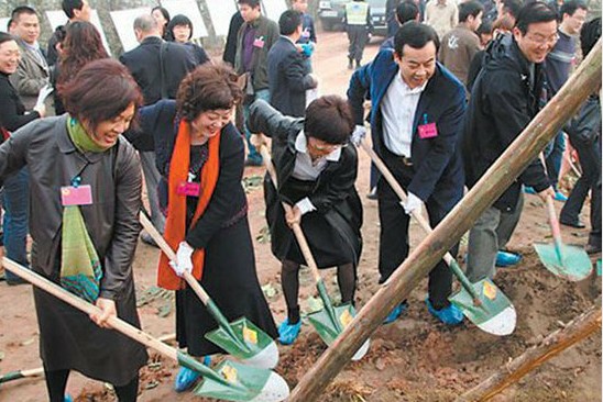 曝無德官員丑陋表演