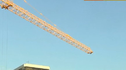 狂風(fēng)吹倒大吊車(chē)砸爛居民樓 狂掉水泥塊
