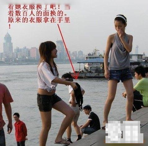 實拍一群初中女學生在長江邊換衣服