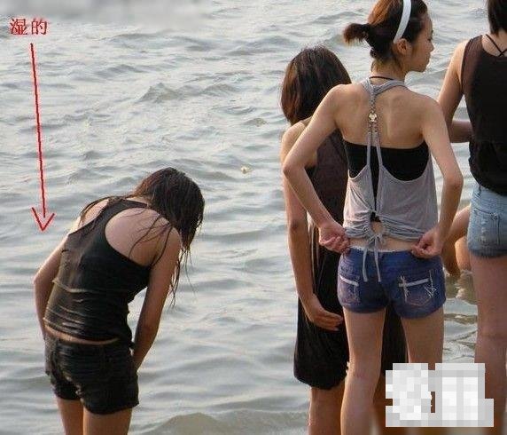 實(shí)拍一群初中女學(xué)生在長江邊換衣服
