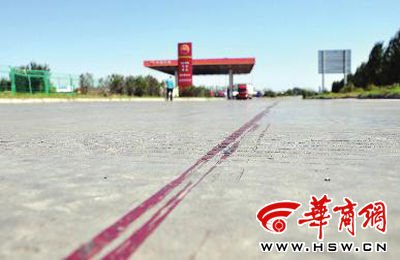 昨日上午，事發(fā)現(xiàn)場還能看到一百多米長的血痕