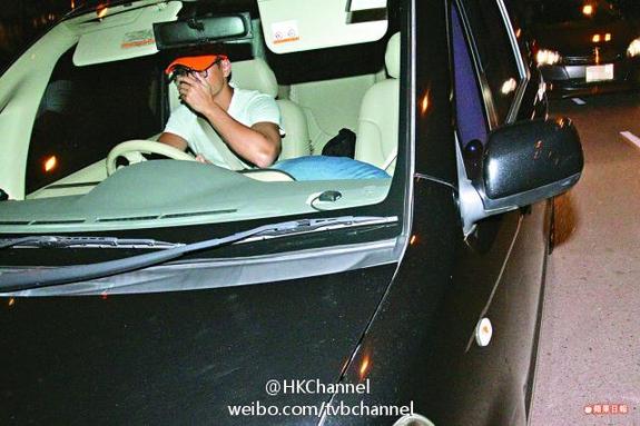 楊怡羅仲謙車震40分鐘被拍 見(jiàn)記者不敢抬頭