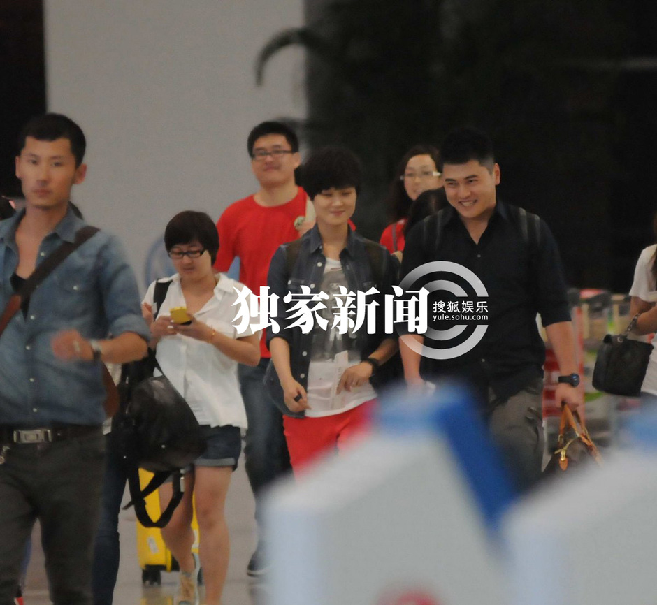 李宇春返京氣場強(qiáng)大 粉絲千里追隨