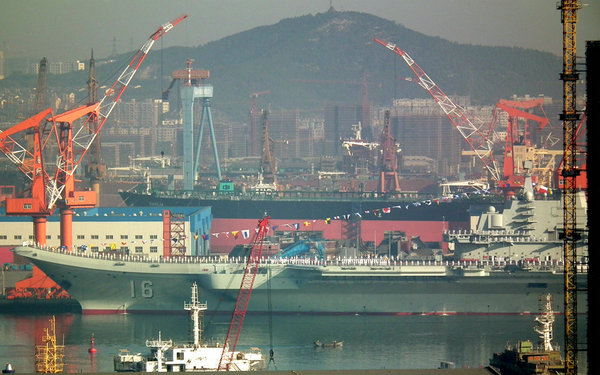 資料圖：中國航母懸掛滿旗或預示即將服役。