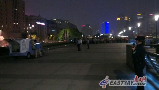 警方第一時間趕赴現(xiàn)場后，迅速拉起警戒線進行勘查