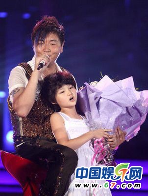 畢福劍愛(ài)女驚艷胡軍女兒搞怪 明星父女私密合影