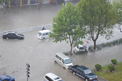 膠南遭罕見(jiàn)暴雨襲擊 馬路積水車(chē)輛水中游泳