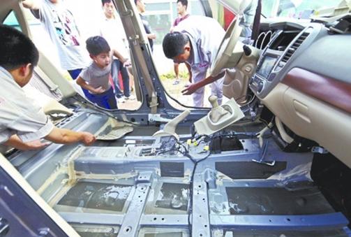 膠南遭遇200年一遇暴雨 被淹汽車(chē)擠爆修理廠(chǎng)