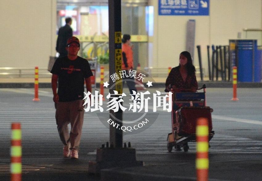 周冬雨獲神秘帥哥接機疑男友曝光 遭富二代猛追 周冬雨獲神秘帥哥接機疑男友曝光 遭富二代猛追