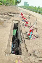 青島膠南暴雨留下一地泥巴垃圾 百余汽車(chē)車(chē)牌待認(rèn)領(lǐng)