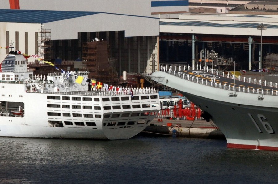 中國首艘航空母艦遼寧號正式交接入列