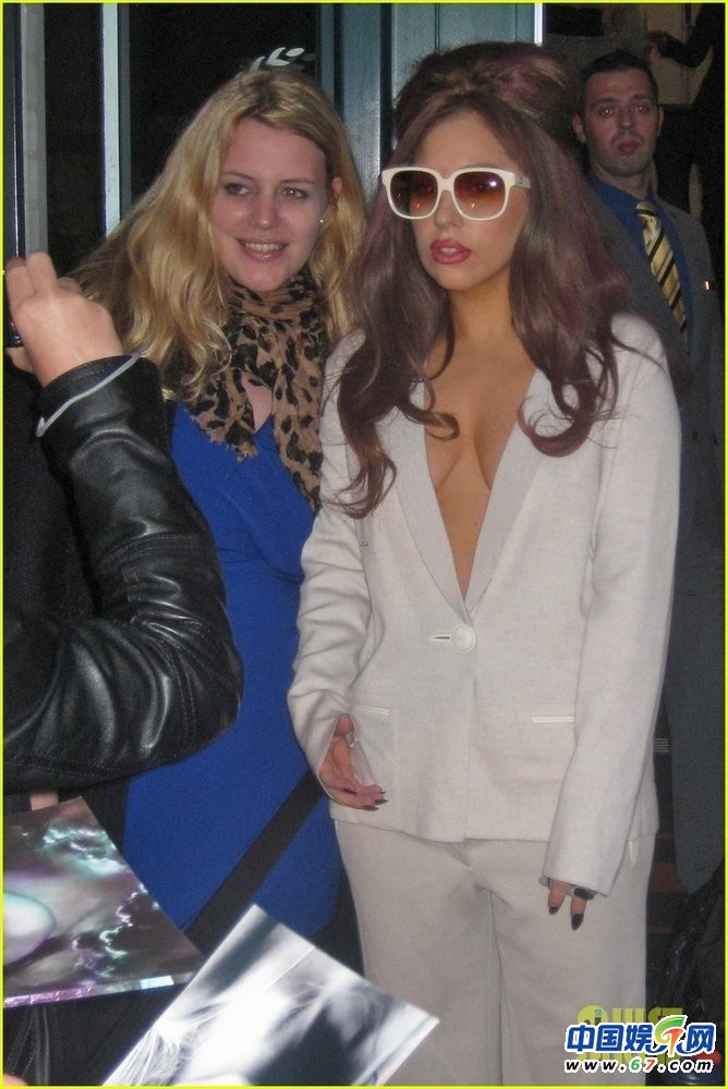 LadyGaga自曬內衣照現(xiàn)八字奶 網友直呼要瘋