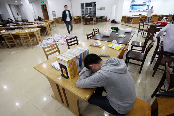 山東高?？佳袑W(xué)生凌晨排隊搶座 圖書館門口苦等(組圖)
