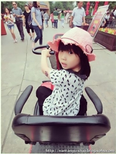 高曉松5歲女兒近照曝光 巨蛇纏脖搞怪可愛(ài)